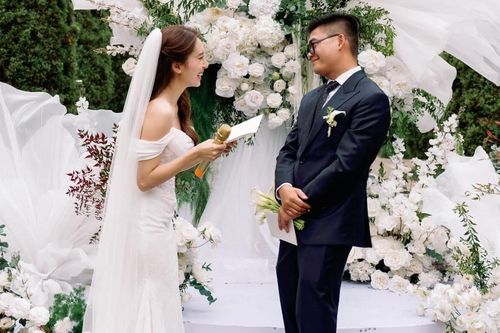 Chú rể Hà Nội đọc lời thề nguyện như báo cáo khoa học
