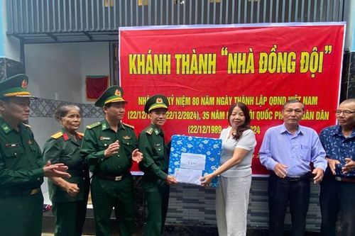 Bàn giao 'Nhà đồng đội' cho quân nhân có hoàn cảnh khó khăn tại Bình Định
