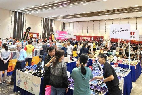 Người dân và du khách nô nức đi mua hàng hiệu giảm giá ở Vũng Tàu
