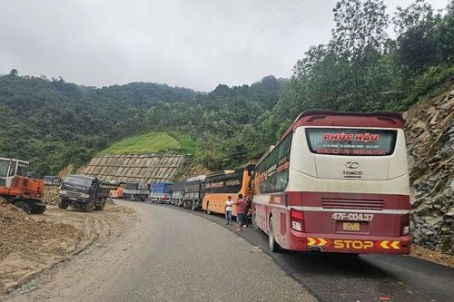 Nhiều phương tiện vẫn kẹt cứng trên đèo An Khê, tỉnh Bình Định