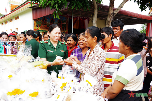Biên phòng An Giang chung tay cùng bà con nghèo khu vực biên giới