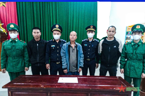 Bàn giao đối tượng vận chuyển trái phép vàng qua biên giới cho cơ quan điều tra