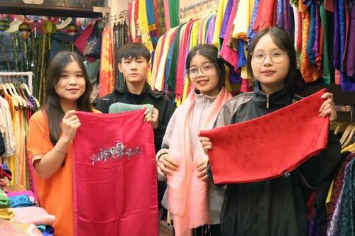 Sắc lụa Vạn Phúc qua bước chân người trẻ: Lan tỏa vẻ đẹp Việt ra Thế giới