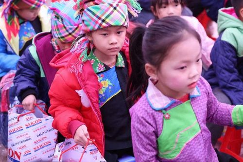 Báo SGGP trao học bổng, hỗ trợ học sinh ở Bảo Lạc, Cao Bằng