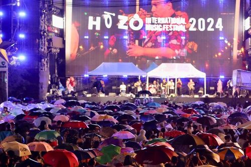 Trời mưa tầm tã, HOZO Super Fest 2024 vẫn 'bùng nổ' với hàng loạt nghệ sĩ trong nước và quốc tế