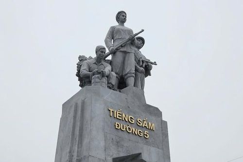 Cận cảnh công trình tượng đài 'Tiếng sấm đường 5' ở Hải Dương