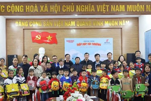 Báo Giáo dục và Thời đại 'Tiếp sức tới trường' cho học sinh tại Vĩnh Phúc