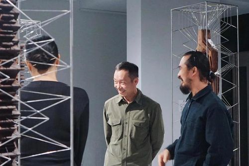 Giữa thinh không, con người và cây cối bình đẳng