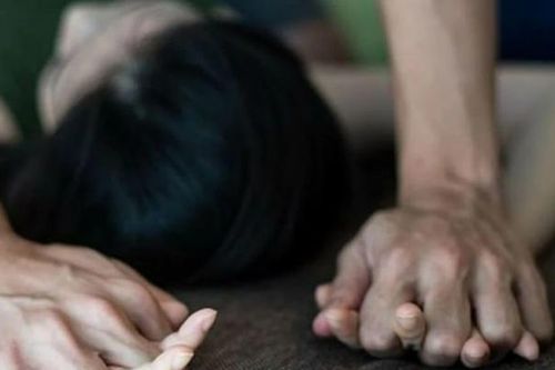 Bắt mẹ ruột 'tiếp tay' cho cha dượng hiếp dâm con gái