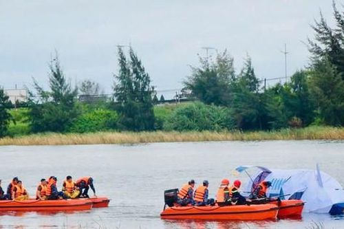 Diễn tập khẩn nguy máy bay hạ cánh trượt đường băng, lao xuống hồ