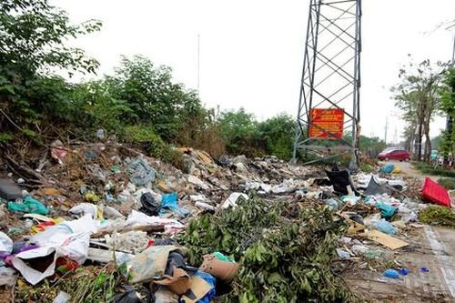 Phó Chủ tịch Hà Nội yêu cầu xử lý dứt điểm bãi rác lộ thiên trên đường Phạm Tu sau khi báo Tiền Phong phản ánh