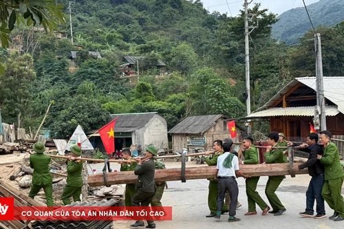 Công an giúp dân vùng thiên tai di dời đến khu tái định cư mới