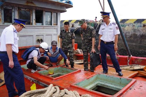 Bộ Tư lệnh Vùng 3 Cảnh sát biển Việt Nam bắt giữ tàu chở dầu không rõ nguồn gốc