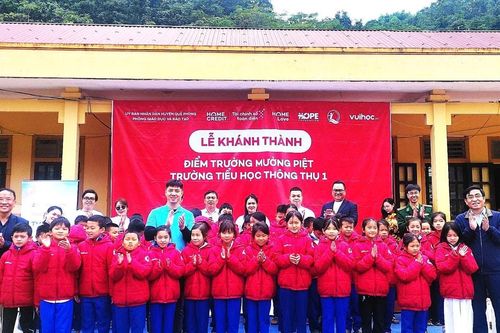 Trao 300 chiếc áo ấm cho trẻ em khó khăn huyện Quế Phong