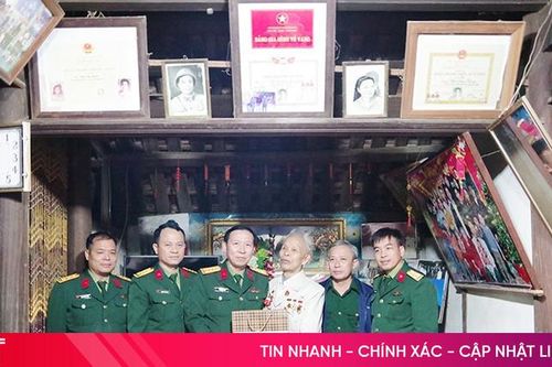 Tặng quà gia đình chính sách nhân kỷ niệm 80 năm Ngày thành lập QĐND Việt Nam