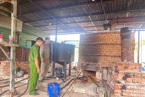 Bình Thuận: Bắt quả tang cơ sở tái chế nhớt thải trái phép quy mô lớn