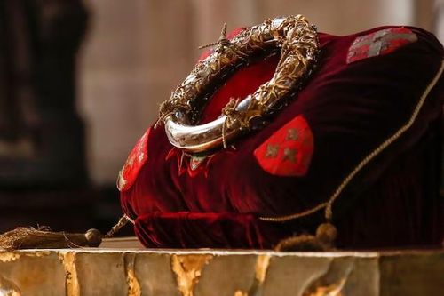 Pháp: Thánh tích Mão gai của Chúa Jesus trở về Nhà thờ Đức Bà