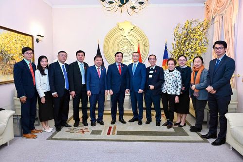 Đoàn đại biểu Quốc hội Thành phố Hồ Chí Minh làm việc với Đại sứ quán Việt Nam tại Đức