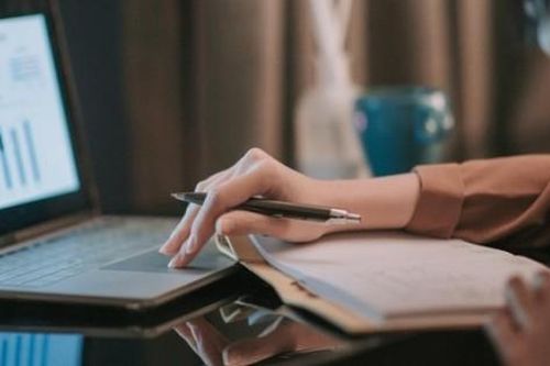 Ngủ 4 tiếng 1 ngày để học thi, nữ sinh đột quỵ qua đời