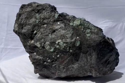 Cận cảnh viên ngọc lục bảo khổng lồ 69kg có giá 130 triệu bảng Anh