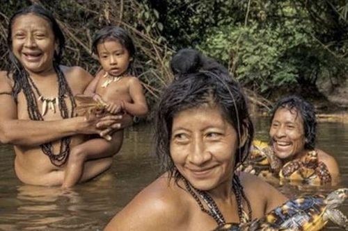 Bí ẩn bộ tộc cho động vật hoang dã bú sữa như em bé, có nguy cơ tuyệt chủng cao nhất hành tinh