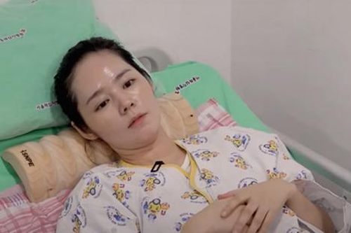 Thêm một nữ diễn viên nổi tiếng nhập viện cuối năm, phải ngồi xe lăn