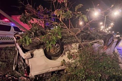 Xe chở công nhân nổ lốp lật ngửa trên đường cao tốc, 14 người bị thương