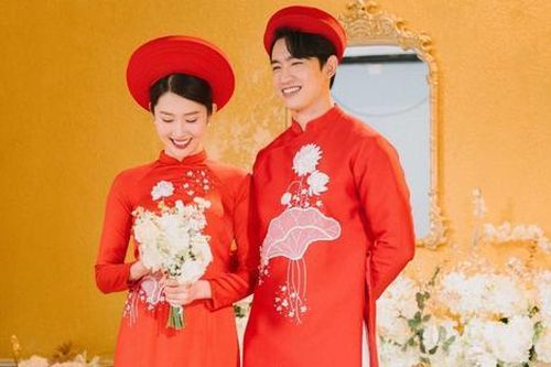 Tình tin đồn phản ứng ra sao khi được Thúy Ngân 'tặng một nụ hôn nồng cháy'?