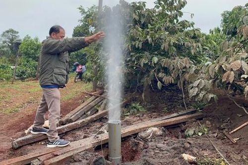 Chuyện lạ: Giếng nước ở Gia Lai phun thẳng lên trời, cuốn phăng cọc bê-tông nặng cả tạ