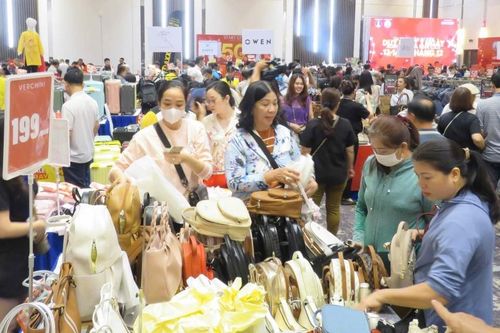 Hàng nghìn người 'săn' hàng hiệu giá rẻ ở thành phố Vũng Tàu