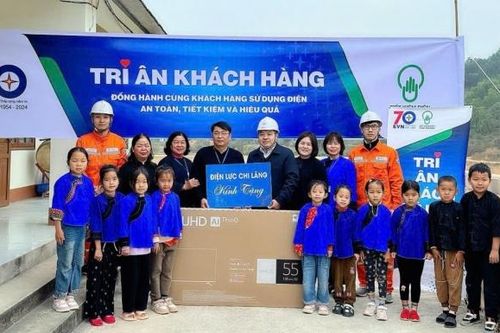 Công ty Điện lực Lạng Sơn: Tặng tivi, lắp đèn năng lượng mặt trời trong Tháng tri ân khách hàng