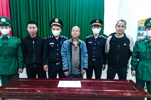 Bắt 3 đối tượng vận chuyển trái phép vàng qua biên giới