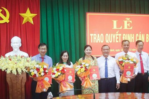 Huyện ủy Châu Thành trao quyết định cán bộ