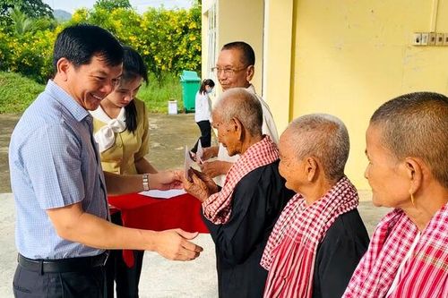 Khám bệnh, tặng 500 phần quà cho người dân huyện Tri Tôn