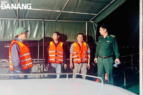 Bộ đội Biên phòng thành phố cứu hộ thành công ngư dân và tàu cá gặp nạn