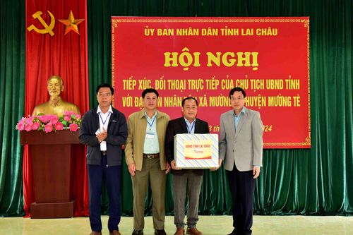 Chủ tịch UBND tỉnh Lê Văn Lương đối thoại với nhân dân xã Mường Tè
