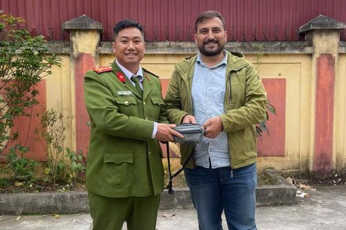Công an thị trấn Đồng Đăng nhanh chóng tìm và trao trả tài sản cho du khách Italia bị thất lạc
