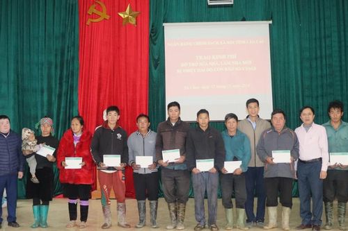 Ngân hàng CSXH Chi nhánh tỉnh Lào Cai trao hỗ trợ cho người dân Pa Cheo làm nhà ở