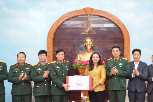 Phó Chủ tịch UBND tỉnh Giàng Thị Dung thăm, chúc mừng Sư đoàn 316 nhân kỷ niệm 80 năm ngày thành lập Quân đội Nhân dân Việt Nam