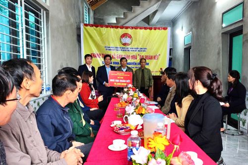 Trao nhà 'Đại Đoàn kết' cho gia đình có hoàn cảnh đặc biệt khó khăn