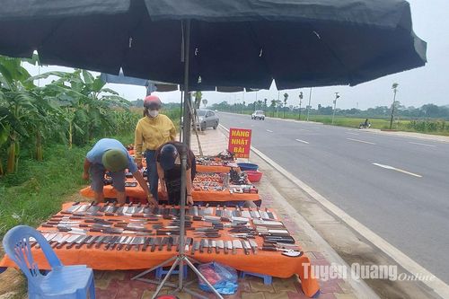 Theo chân 'tín đồ' hàng Nhật bãi