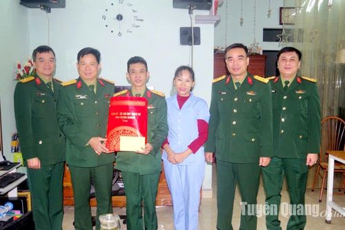 Bộ Chỉ huy Quân sự tỉnh thăm hỏi quân nhân mắc bệnh điều trị dài ngày