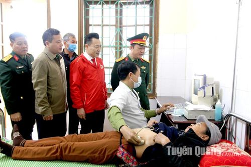 Gần 1.000 người được khám và cấp phát thuốc miễn phí