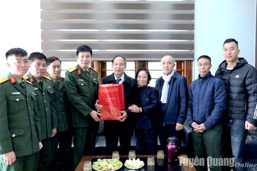 Bộ Chỉ huy Quân sự tỉnh tặng quà thương binh trên địa bàn thành phố