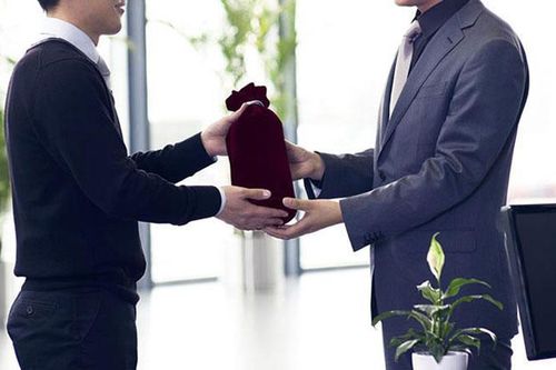 Bật mí những món quà ý nghĩa, sang trọng, tinh tế để tặng đối tác
