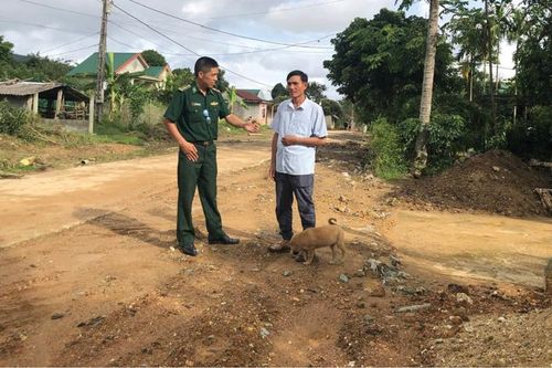 Ở đâu khó, có ông Khâu