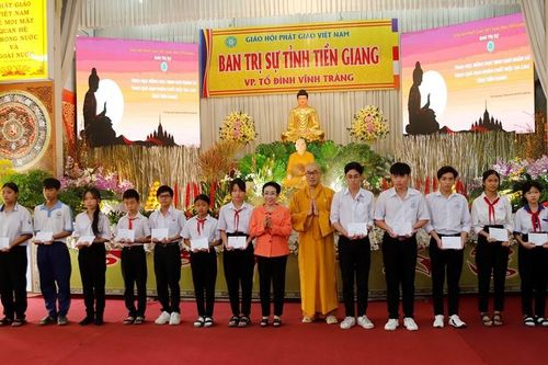 Tiền Giang: Trao 300 phần học bổng, quà đến học sinh, sinh viên và nạn nhân chất độc da cam/dioxin