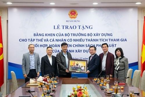 Bộ Xây dựng trao tặng Kỷ niệm chương và Bằng khen cho tập thể, cá nhân phối hợp hoàn thiện chính sách pháp luật ngành Xây dựng