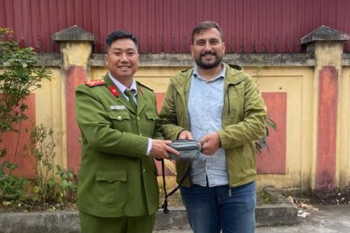 Du khách Italia kịp thời xuất cảnh sau khi được Công an tìm nhanh túi xách bị mất