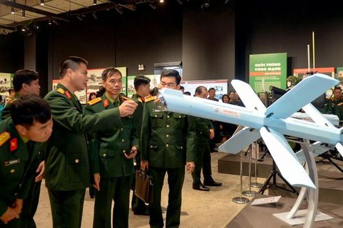 Ngắm UAV chiến đấu cùng vũ khí hiện đại tại triển lãm 'Quân đội anh hùng - Quốc phòng vững mạnh'